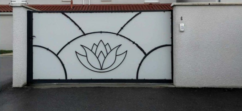 Un portail coulissant en métal avec un fond blanc, des bordures cintrées noires et un motif central de fleur de lotus noire.