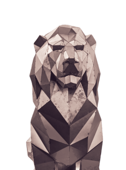 Sculpture géométrique de style low-poly représentant une tête et des épaules de lion, aux facettes acérées et à la finition gris métallique.