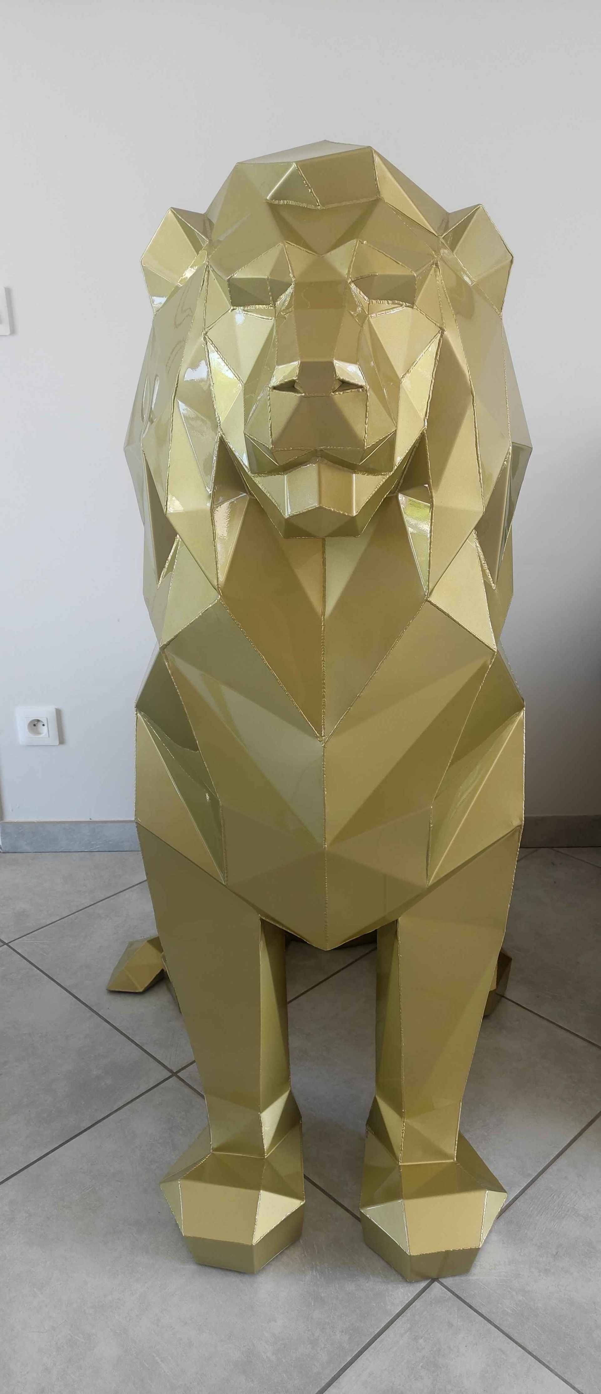 Un lion doré en métal