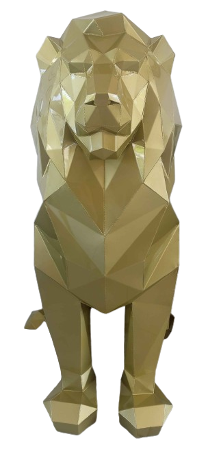 Sculpture géométrique de style low-poly représentant une tête et des épaules de lion, aux facettes acérées et à la finition gris métallique.