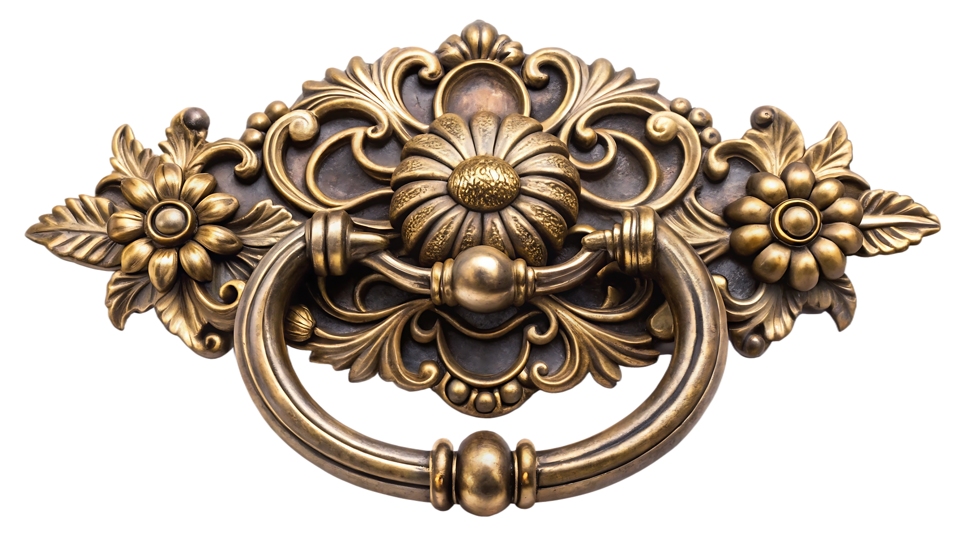 Une poignée de tiroir en laiton ornée, de style antique, présentant des sculptures florales et une poignée centrale en forme d'anneau.
