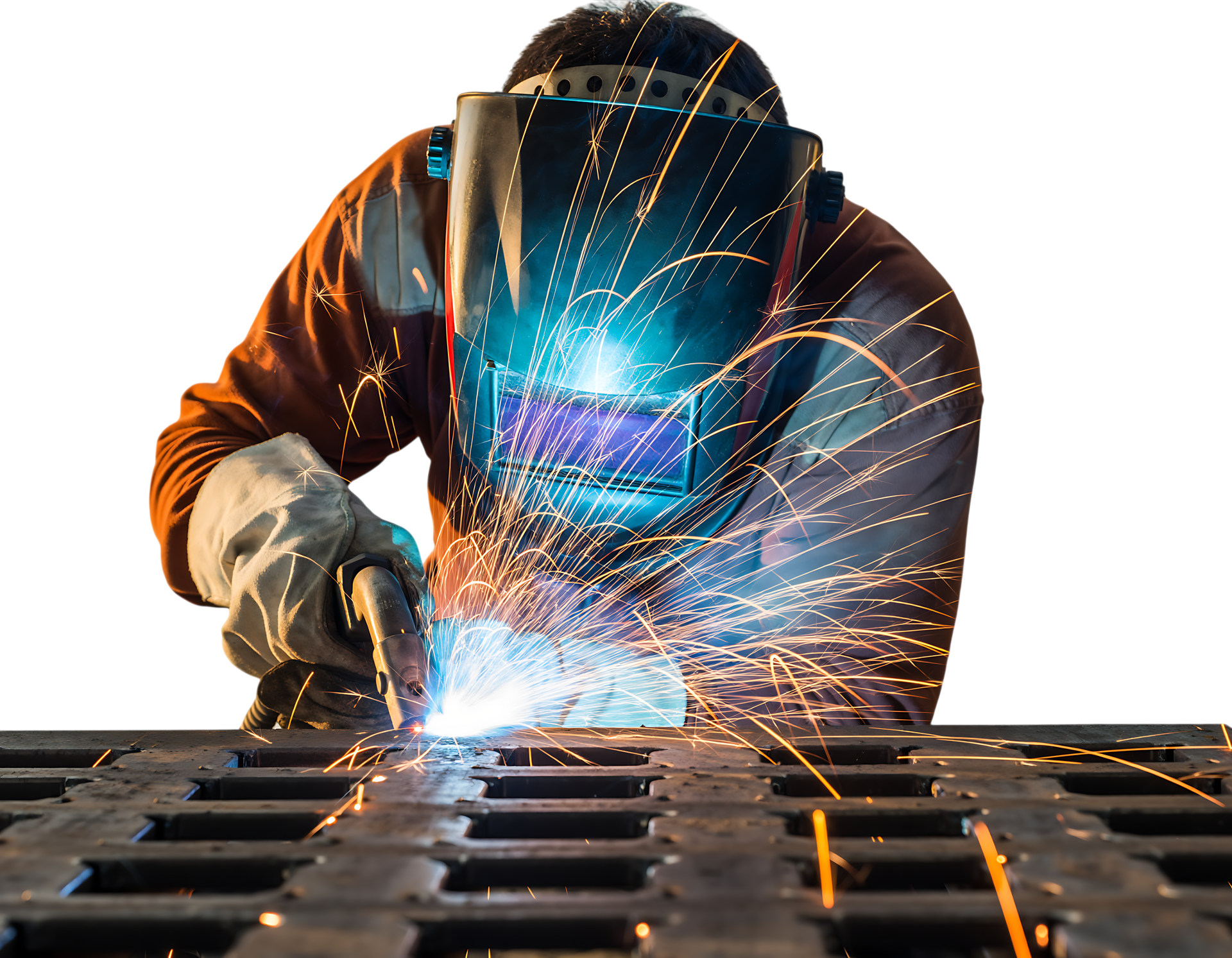 Un soudeur portant un équipement de protection travaille sur une grille métallique, émettant des étincelles et une lumière bleue vive.