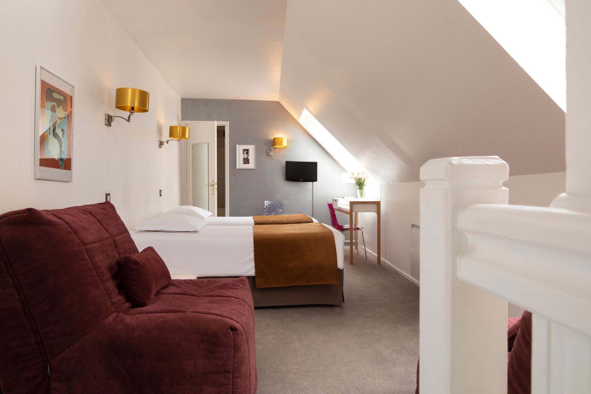 Chambre d'hôtel avec un lit deux places contre un mur orange