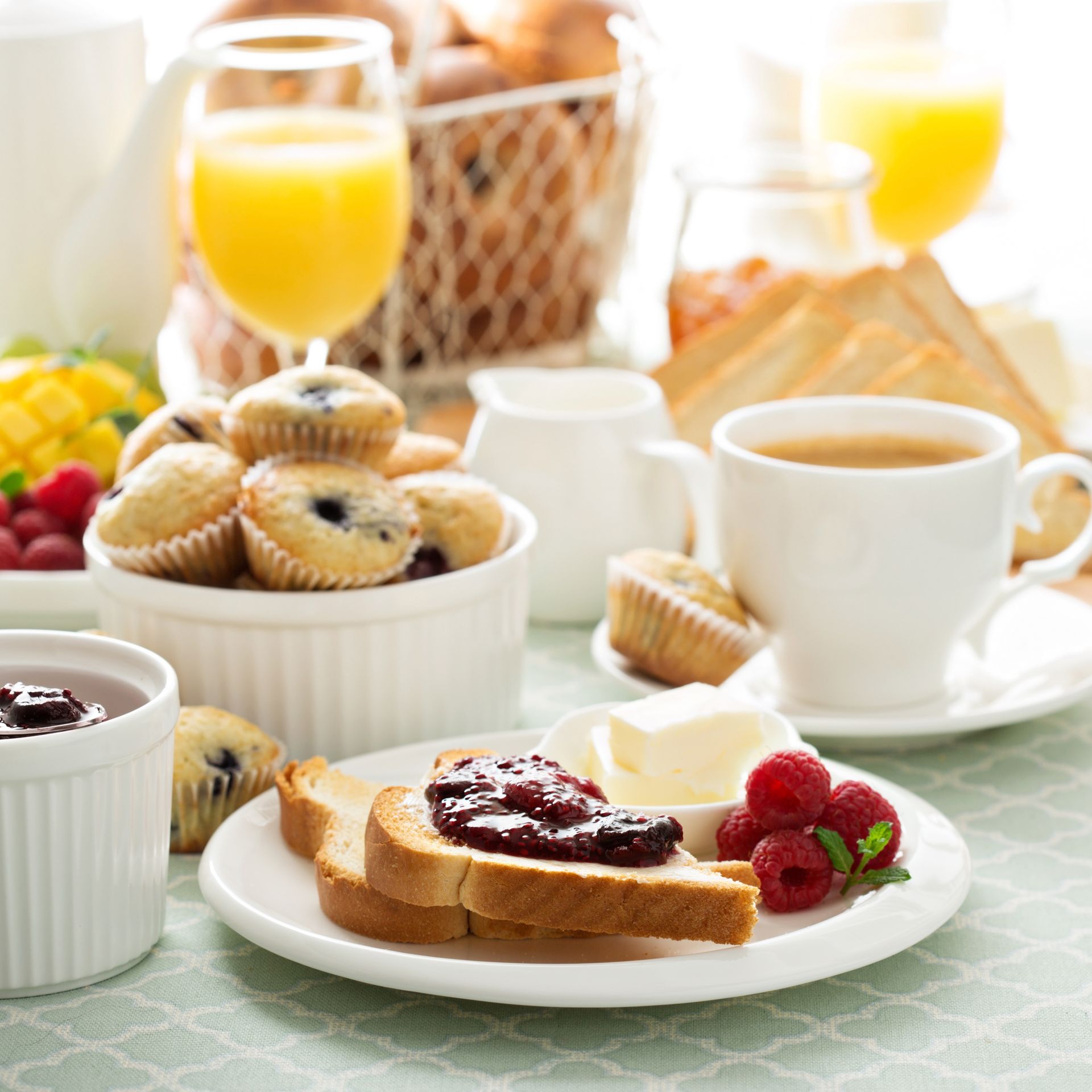 Tartines, jus d'orange et tasses de café