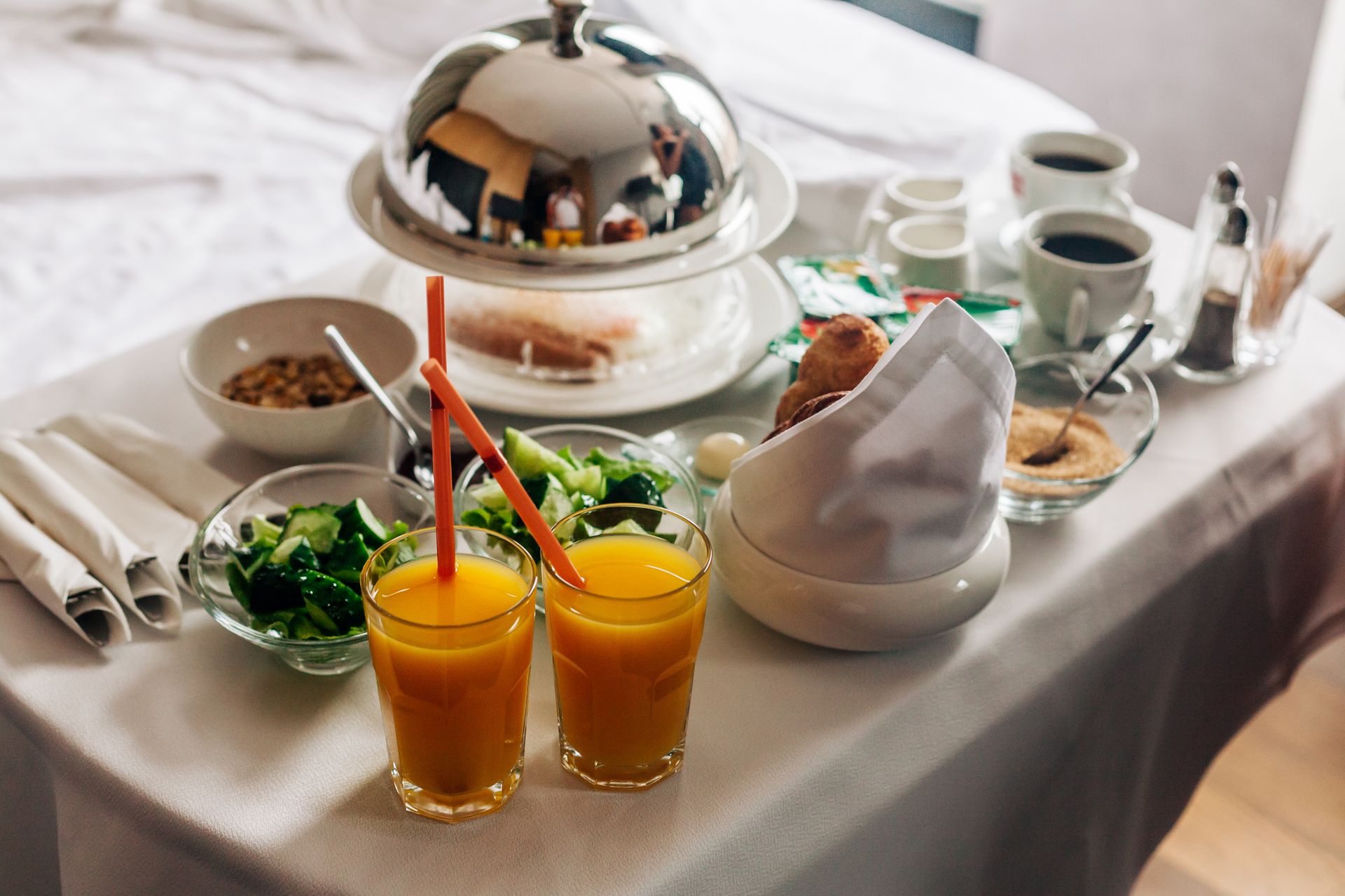 Plateau de petit déjeuner dans une chambre
