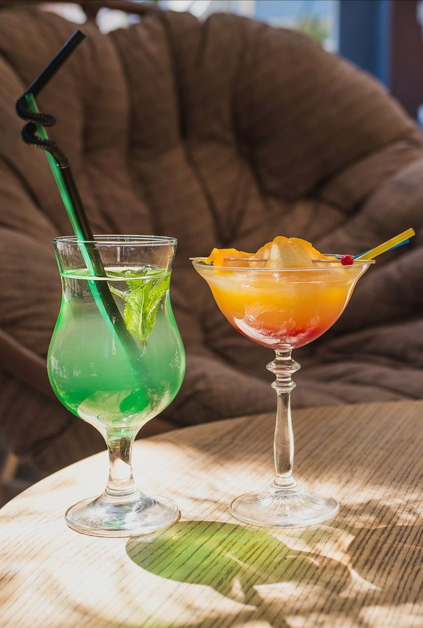 Cocktails posés sur une table basse