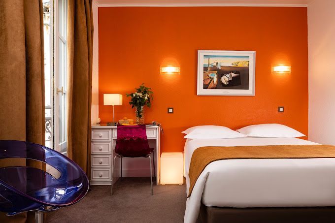 Chambre d'hôtel avec un mur orange