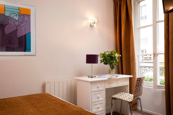 Chambre d'hôtel avec un bureau près d'une fenêtre