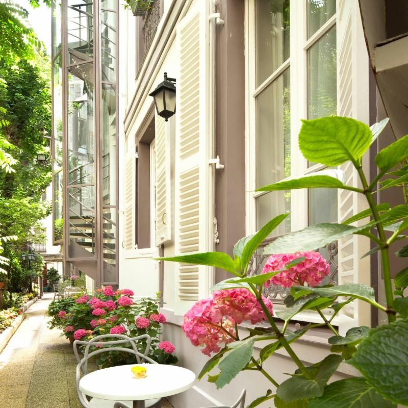 Extérieur fleuri de l'hôtel Hameau de Passy à Paris