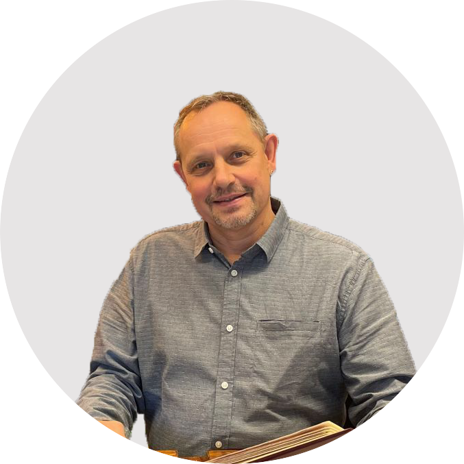 Ein Mann in einem grauen Hemd