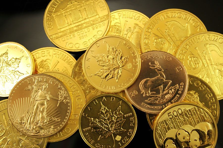 Nahaufnahme von Rohgold und goldhaltigem Gestein zur professionellen Bewertung beim Goldankauf in Hamburg. Das Bild veranschaulicht die Wertbestimmung von Rohgold und goldhaltigen Materialien vor dem Verkauf von Edelmetallen.