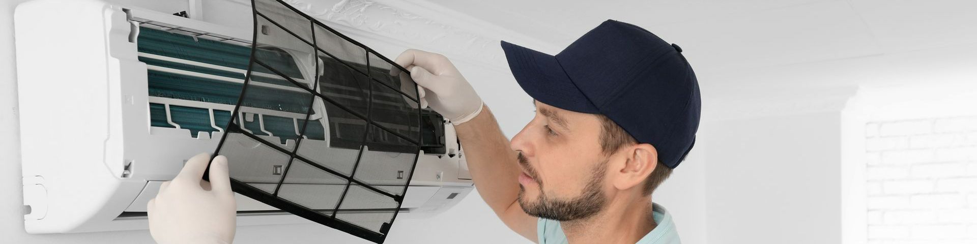 Expert travaillant sur une unité de climatisation