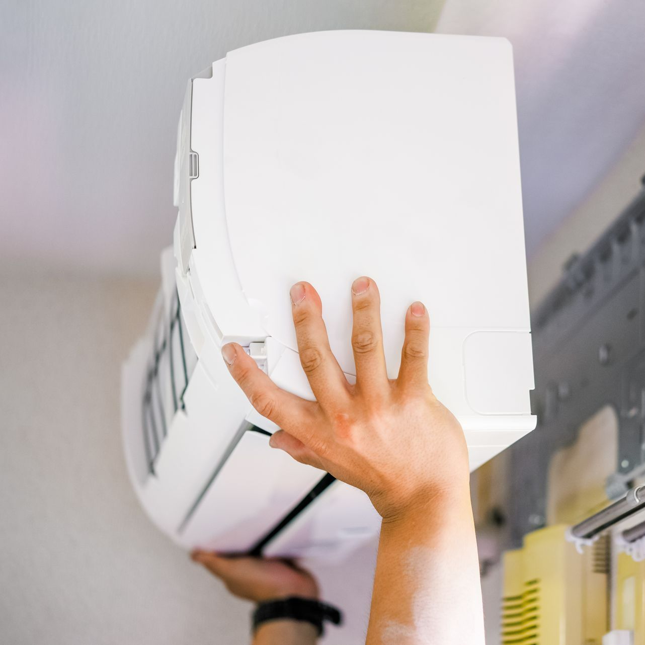 Pose d'une unité intérieure de climatisation