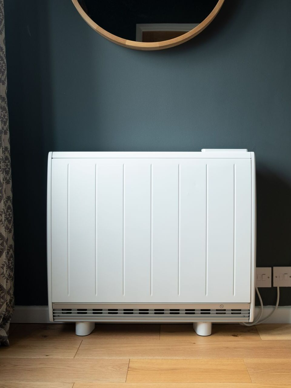 Radiateur électrique contre un mur bleu foncé