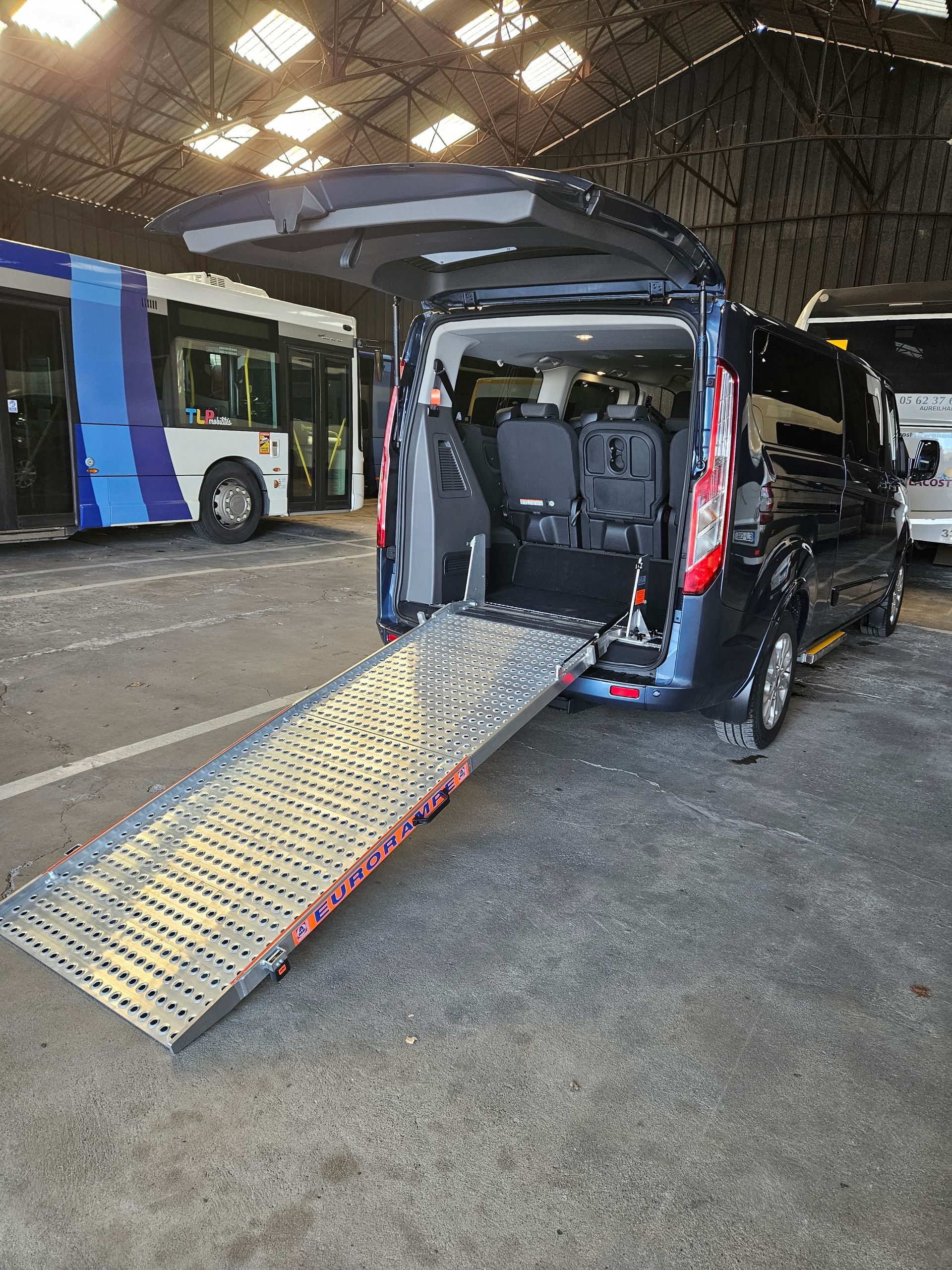 Minicar avec rampe pour personnes en fauteuil roulant