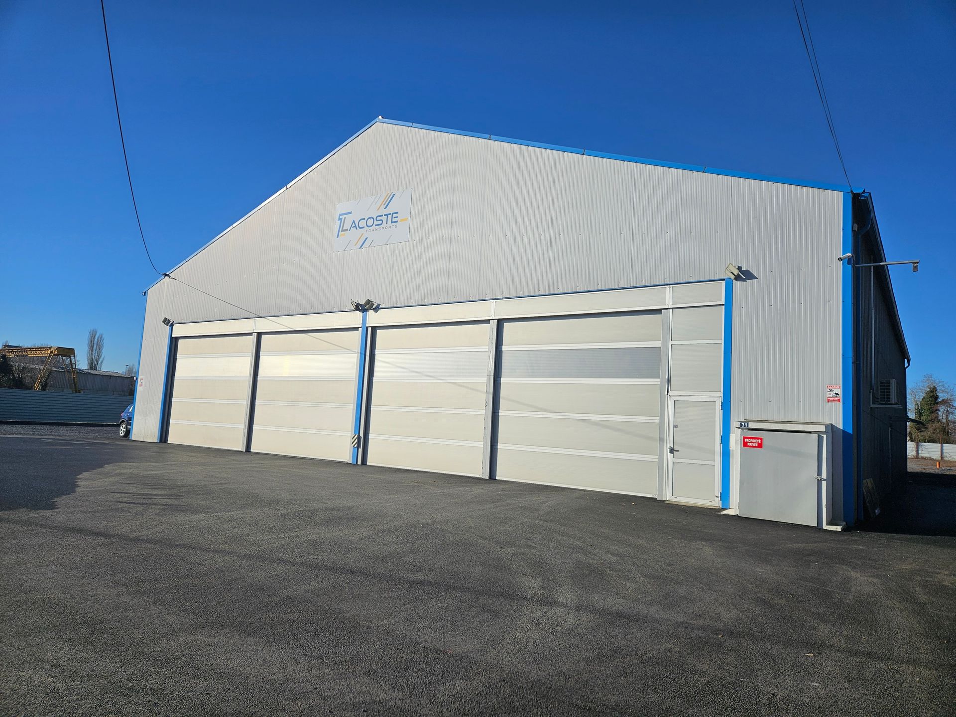 Société Transports Lacoste avec portes de garage fermées