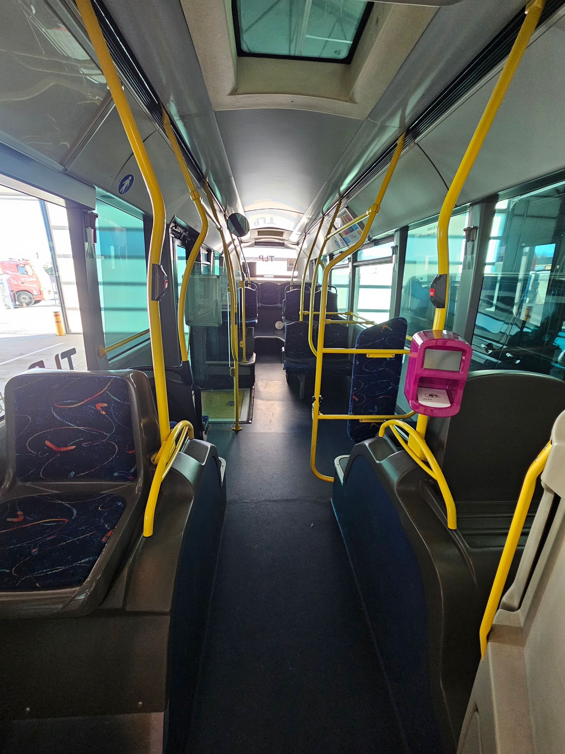 Bus avec barres jaunes