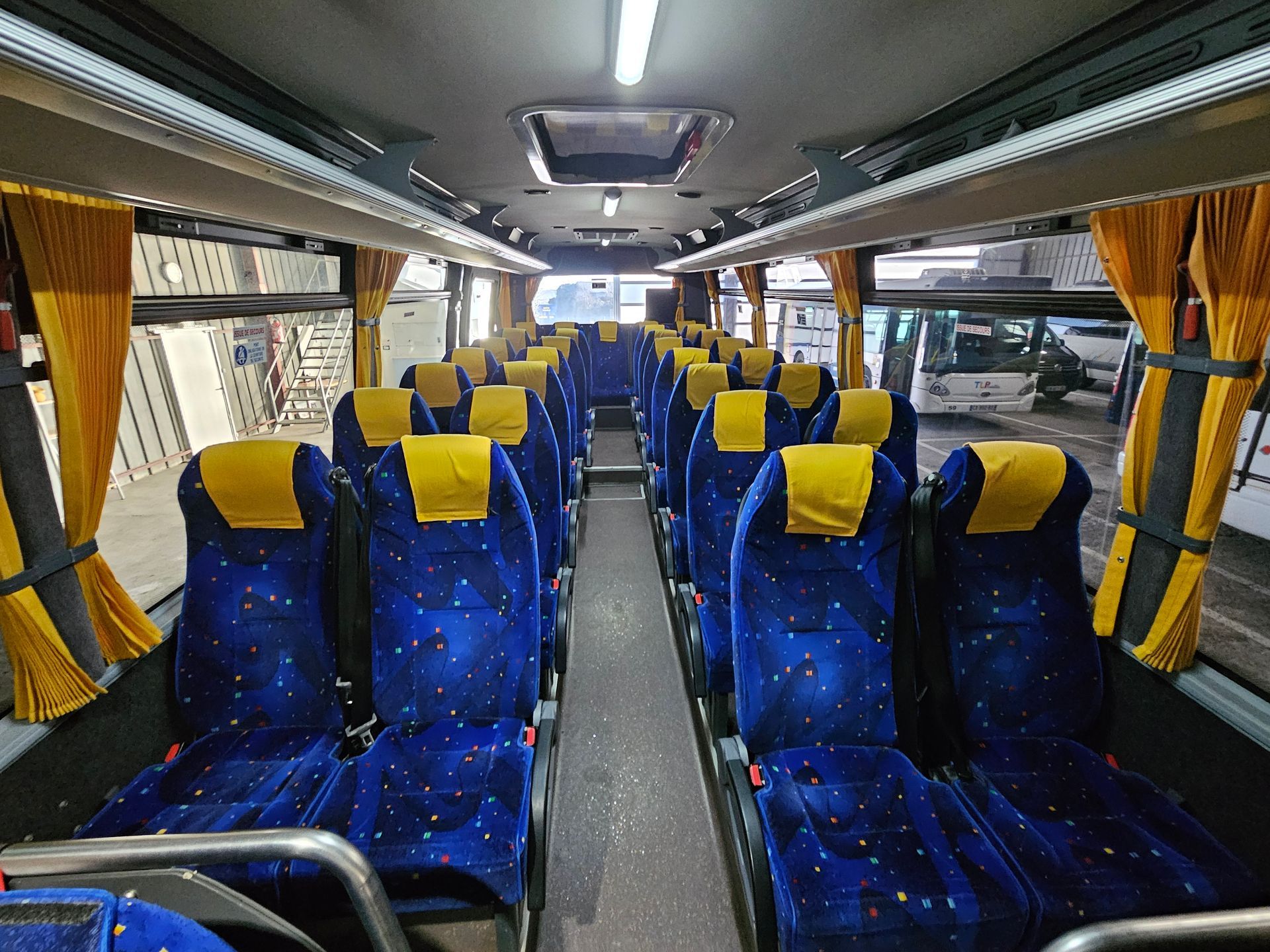 Fauteuils bleu et jaune d'un bus