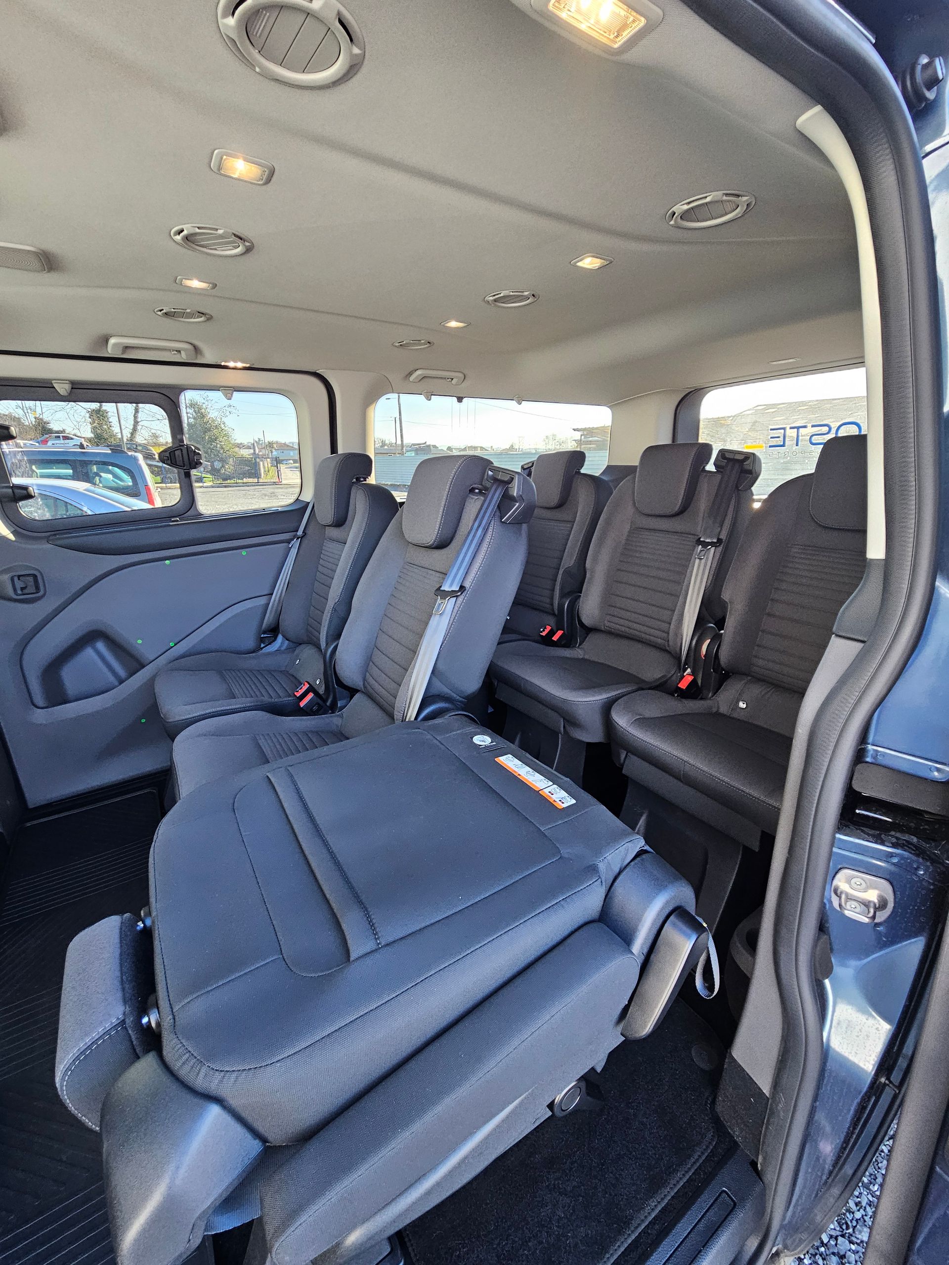 Sièges d'un autocar dont un qui est rabattu