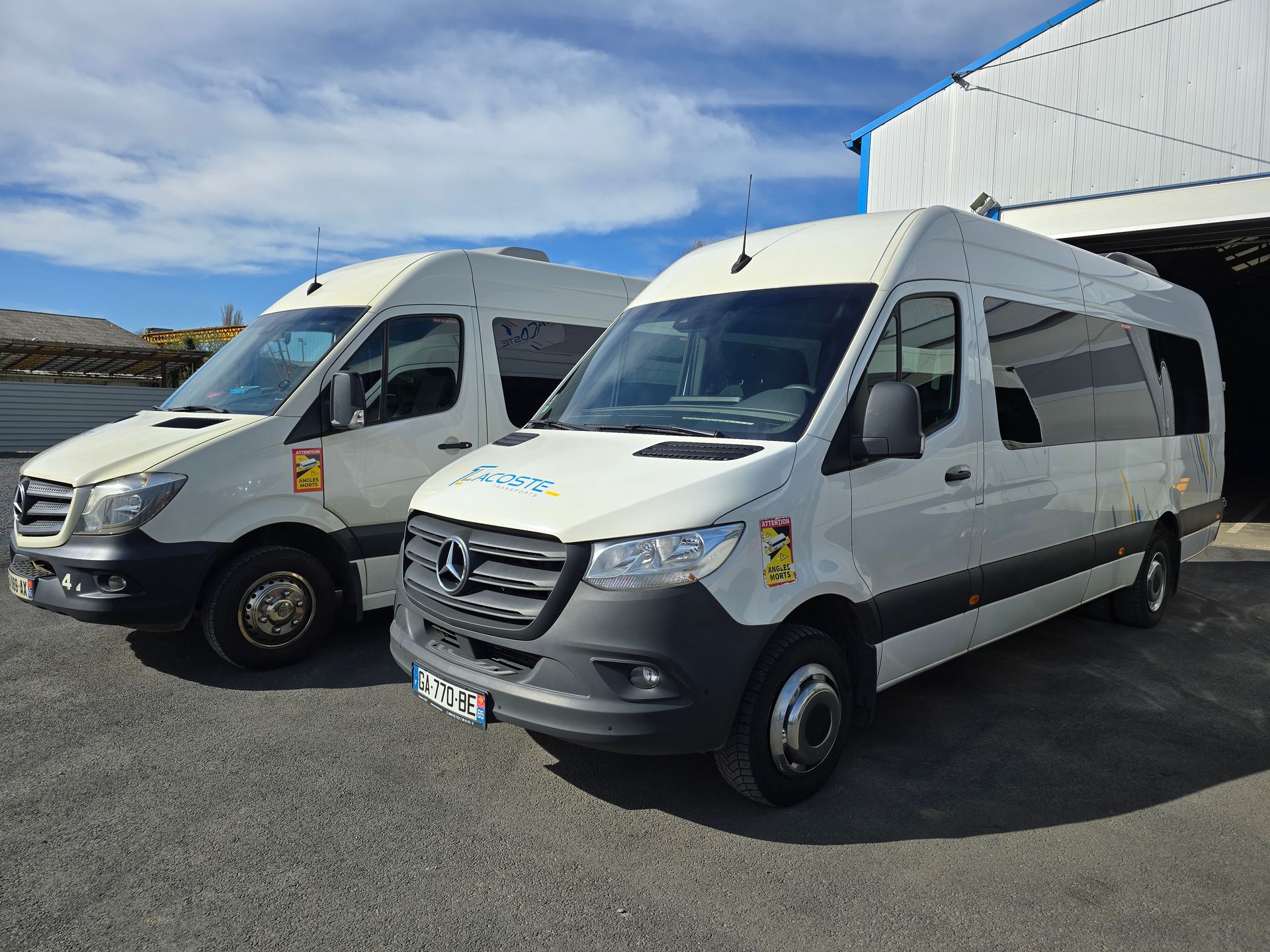 2 minibus blancs