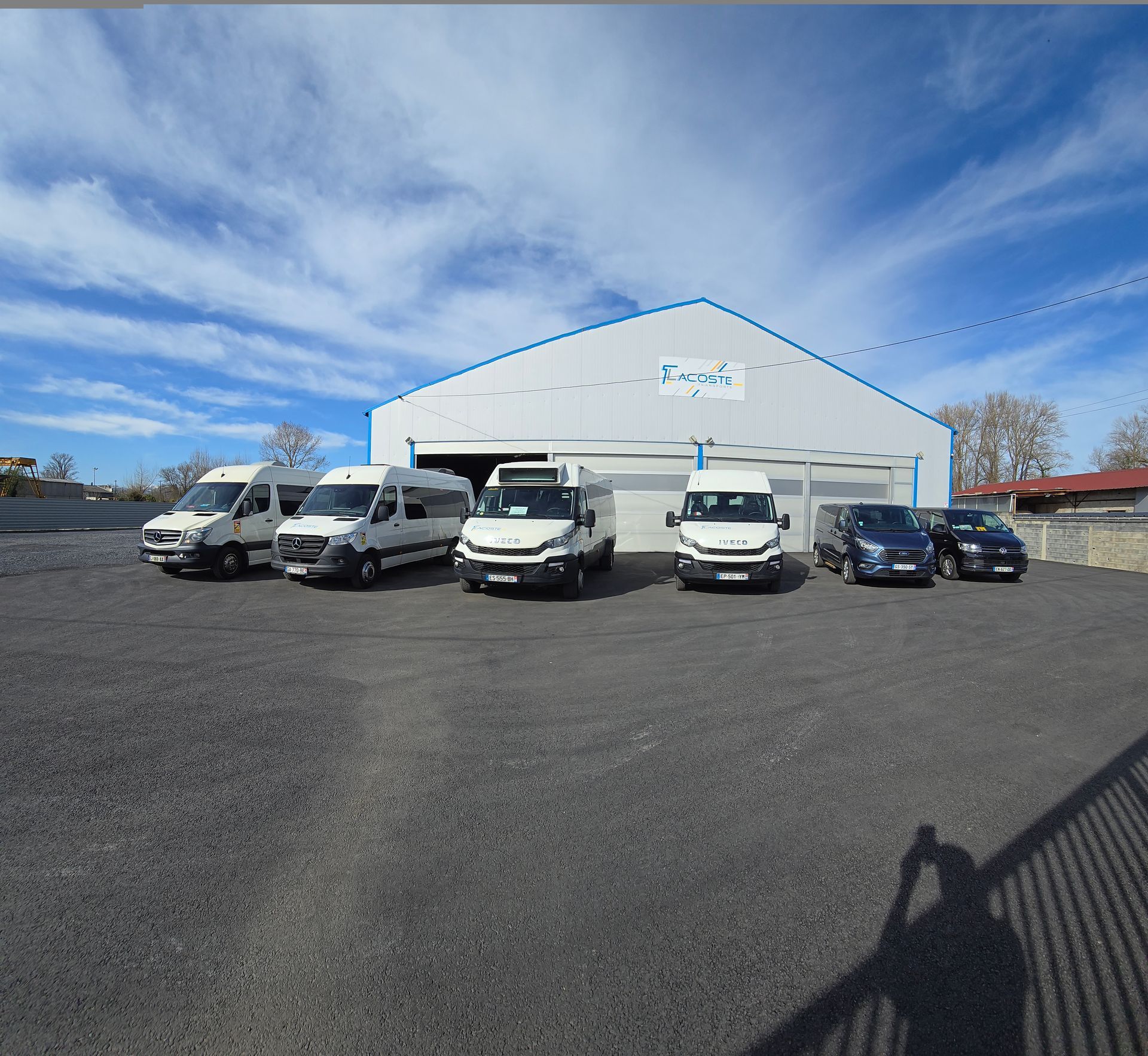 Véhicules de l'entreprise photographiés devant l'établissement