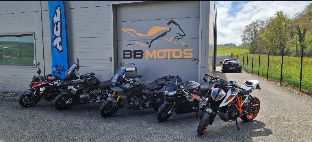BB Motos - motos garées devant le magasin