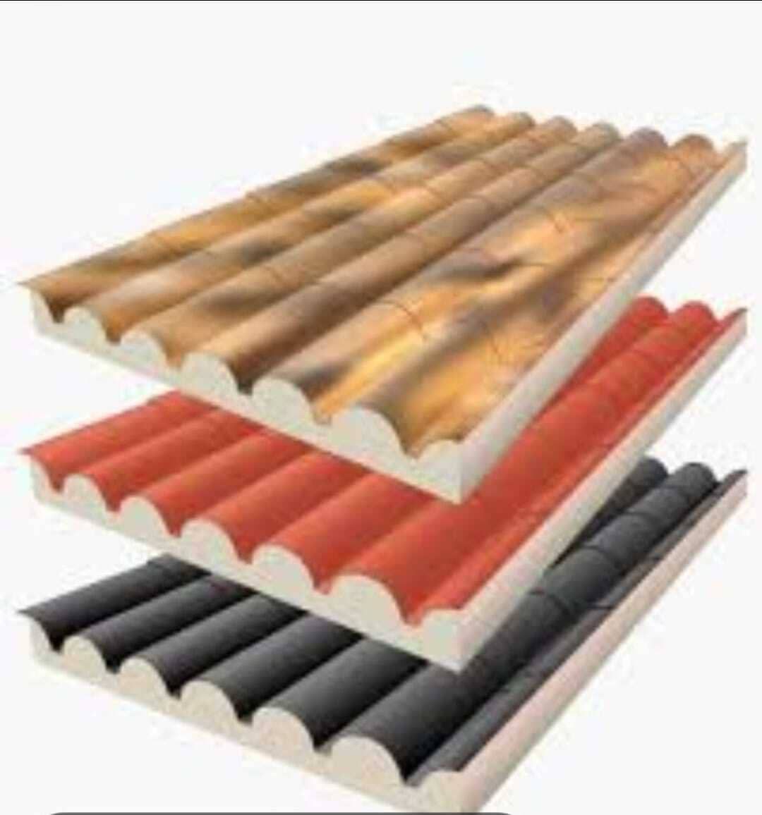 Tres paneles de techo aislantes en marrón, rojo y negro, apilados.