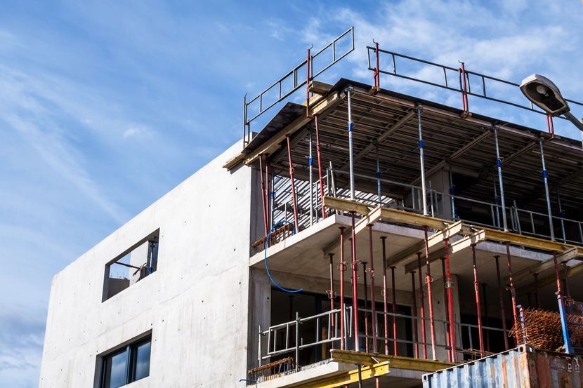 Bâtiment en construction avec échafaudage.