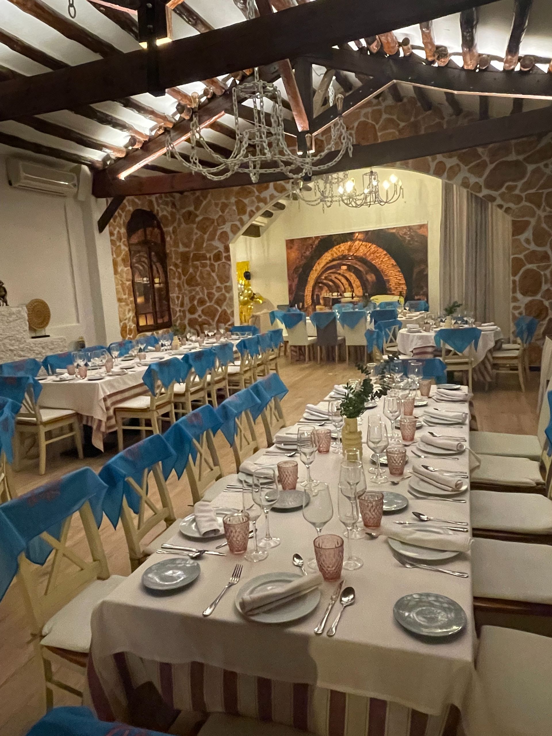 Un restaurante con mesas y sillas y una pared de ladrillos.