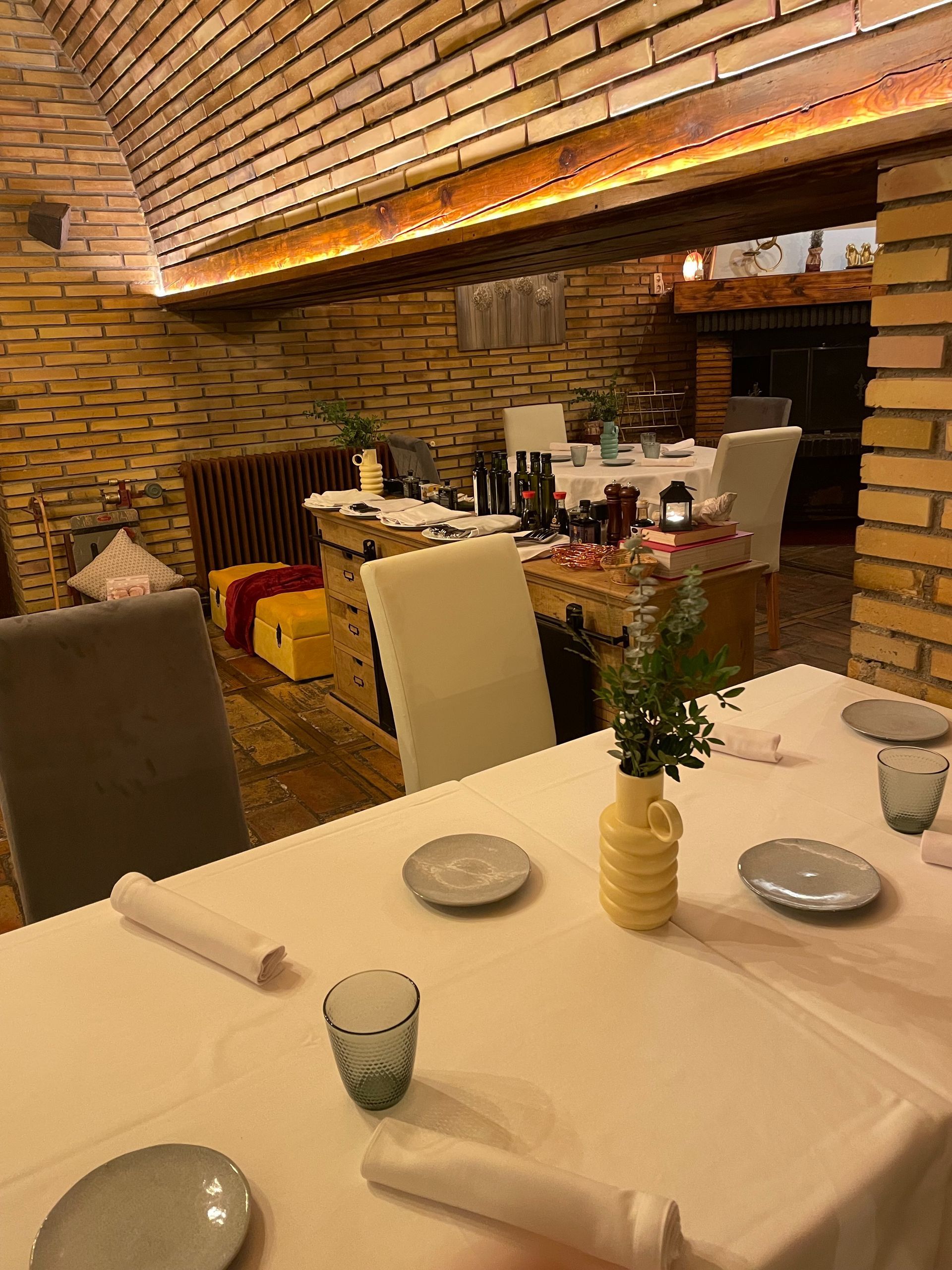 Una mesa en un restaurante con platos y vasos encima.