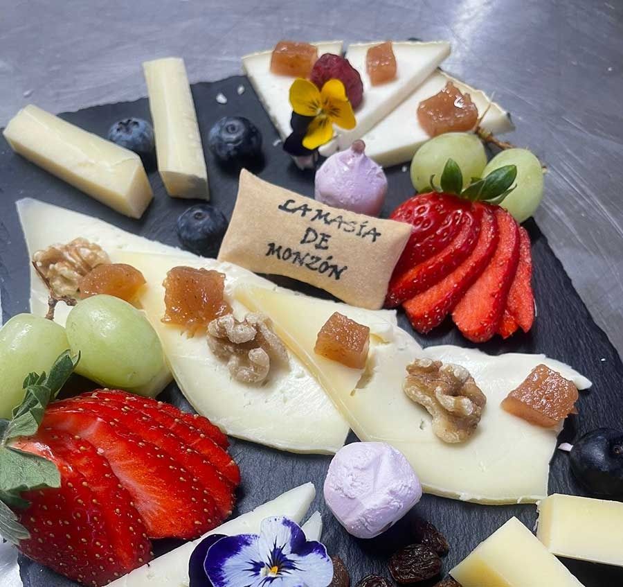 Un plato de comida con un cartel que dice la maja de monzón