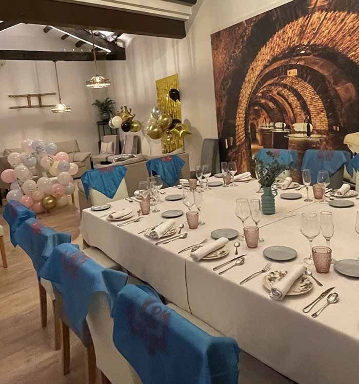 Un restaurante con mesas y sillas y una pared de ladrillos.