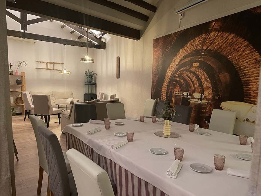 Un restaurante con mesas y sillas y una pared de ladrillos.