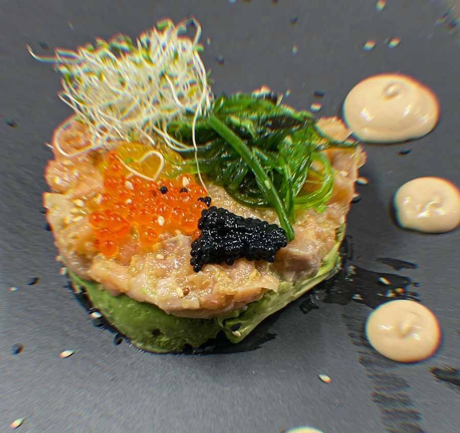 Un primer plano de un plato de comida con salsas encima.