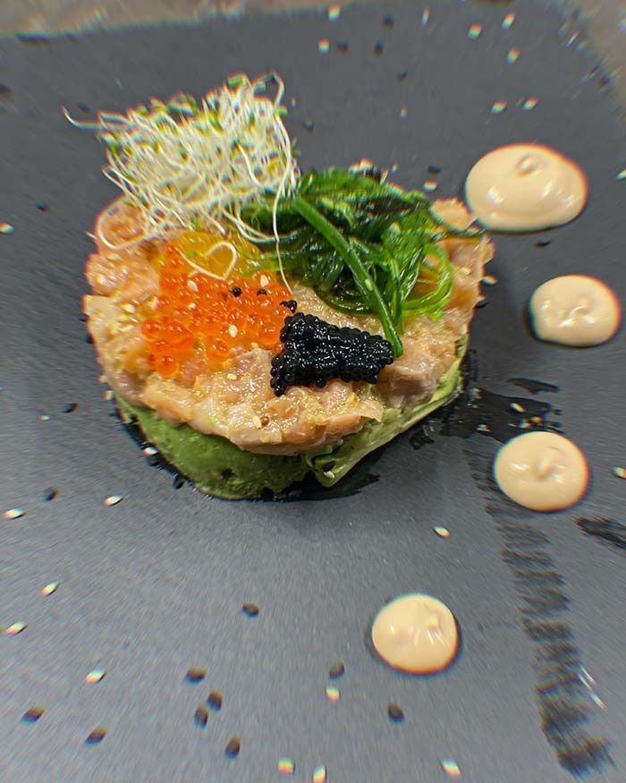 Un primer plano de un plato de comida con salsas encima.