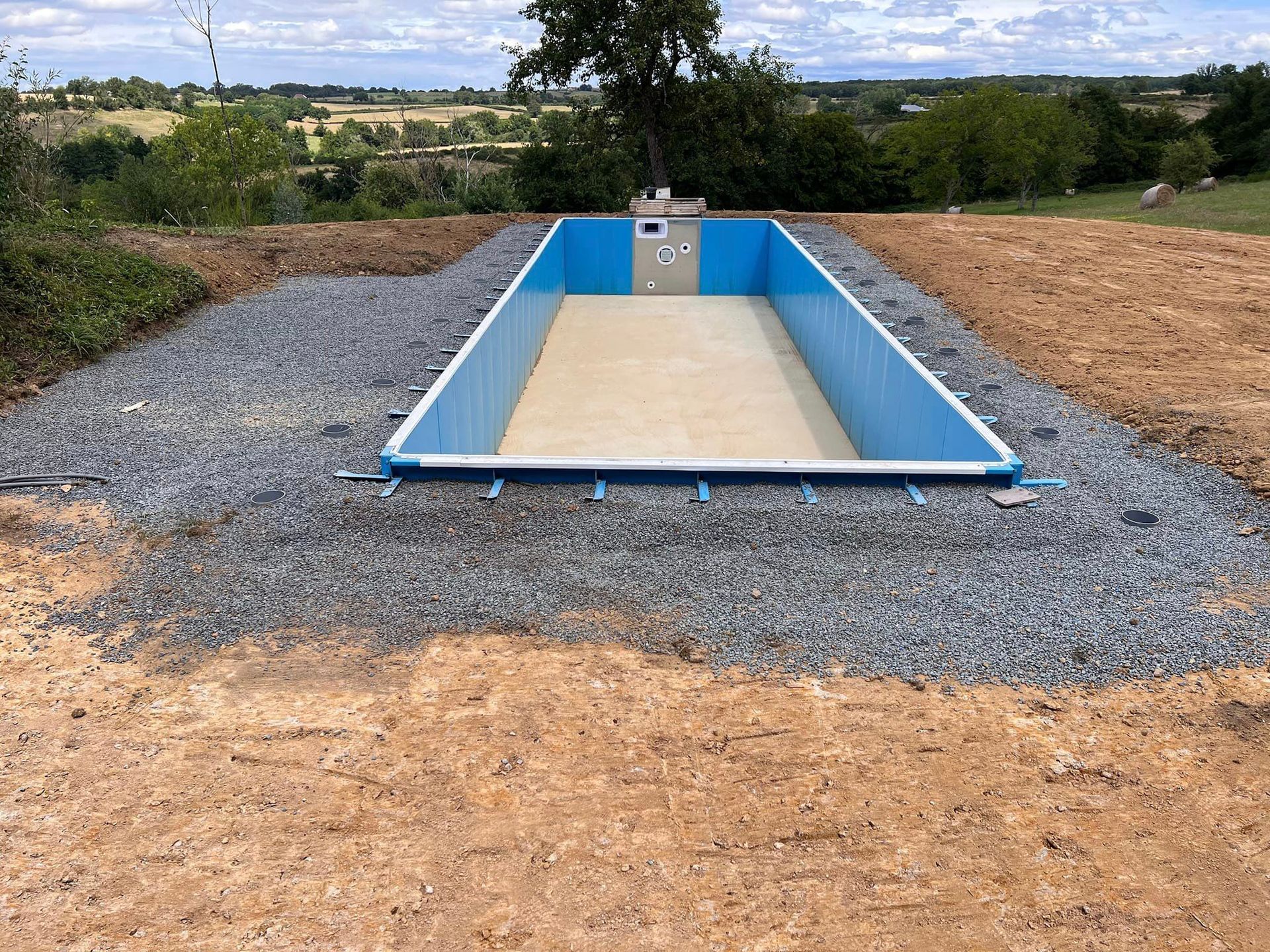 Travaux de terrassement et installation de la future piscine