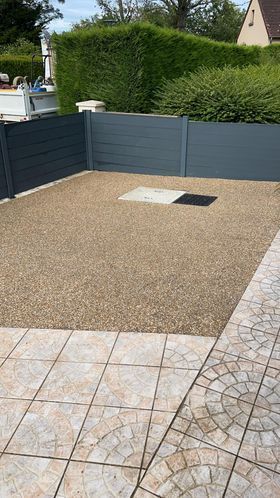 Aménagement en béton désactivé et carrelage