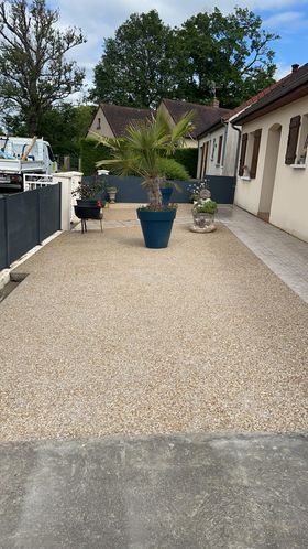 Aménagement en béton désactivé