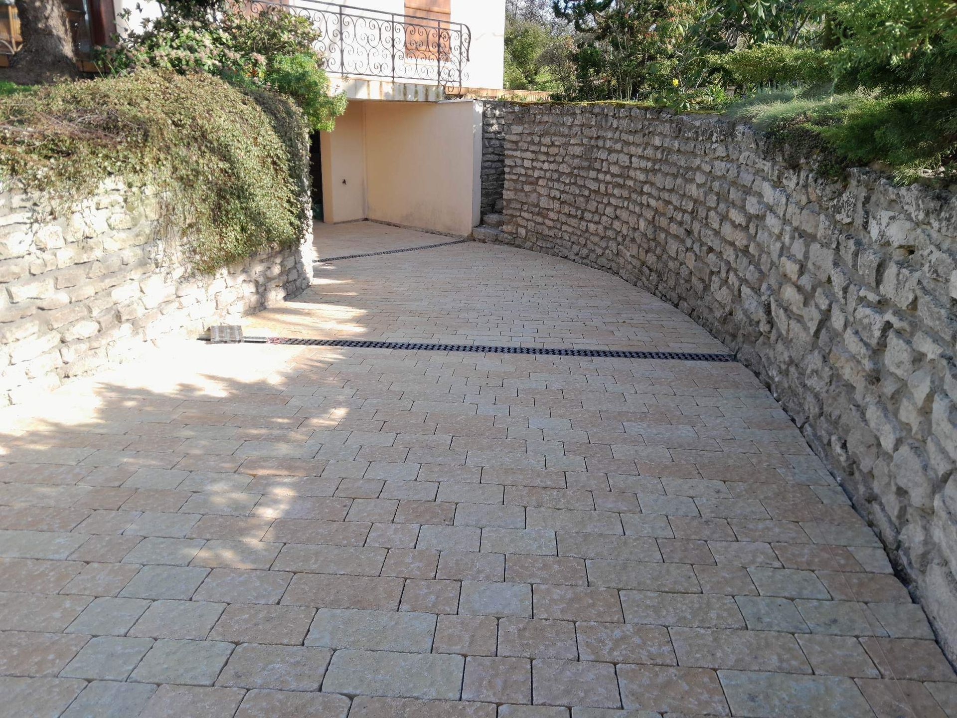 Cours pavée avec murs en pierres