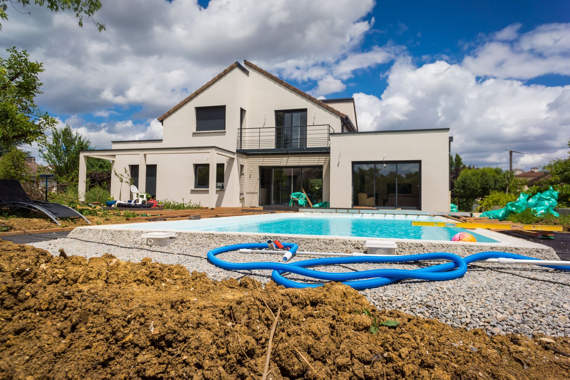 Piscine creusée installée dans le jardin