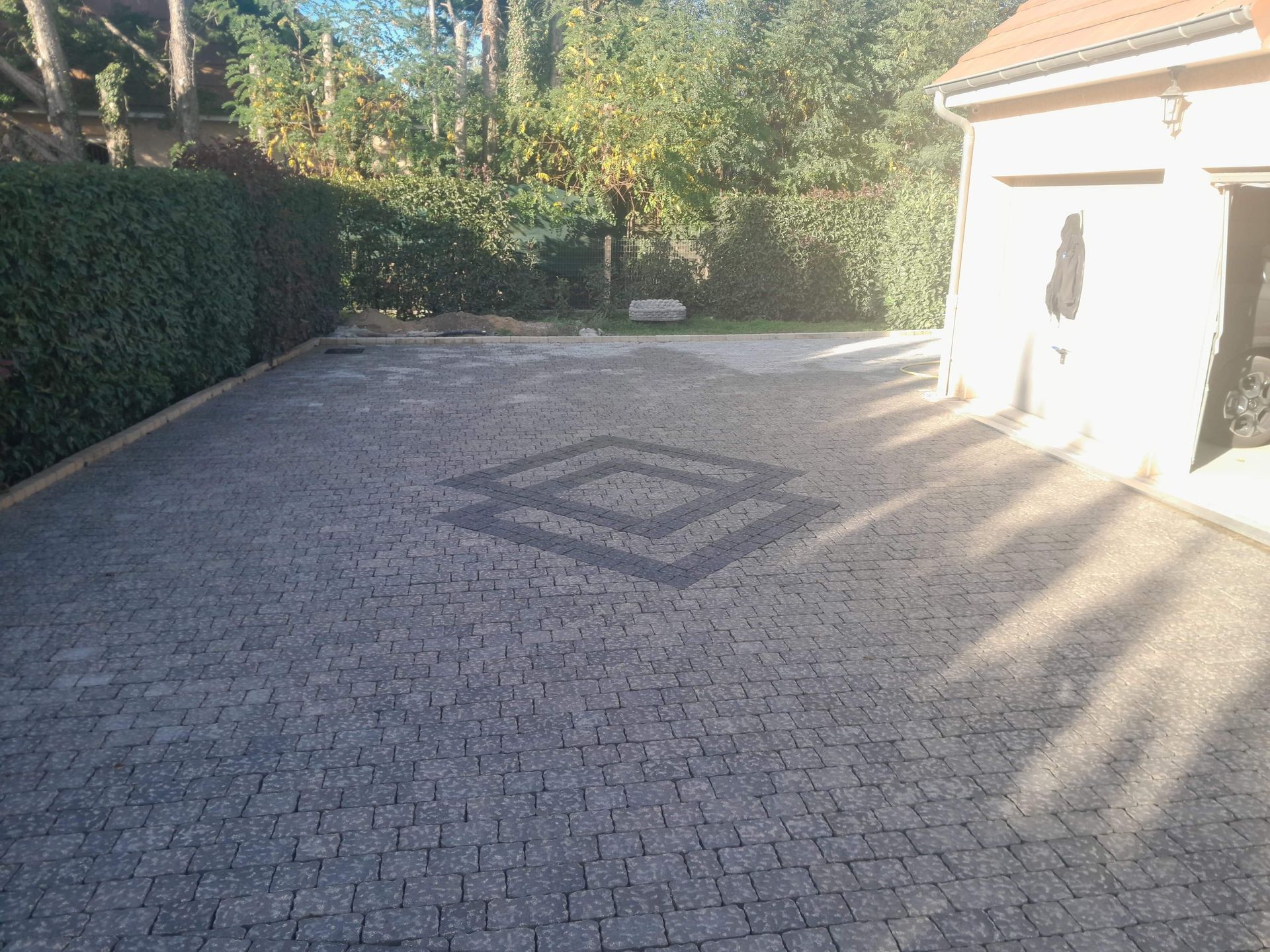 Allée pavée avec motifs