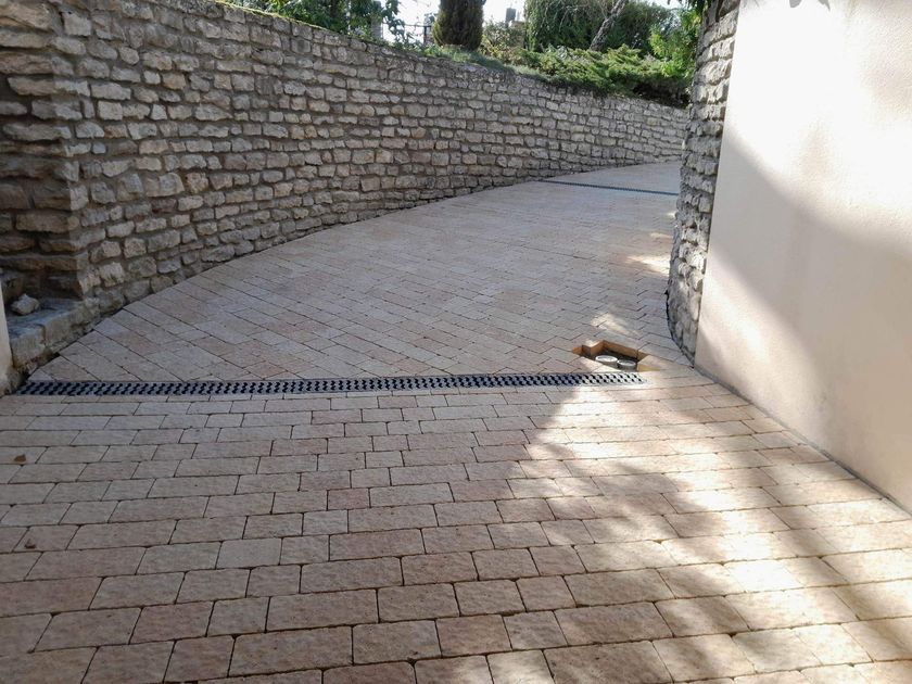 Allée en pavé et murs en pierres