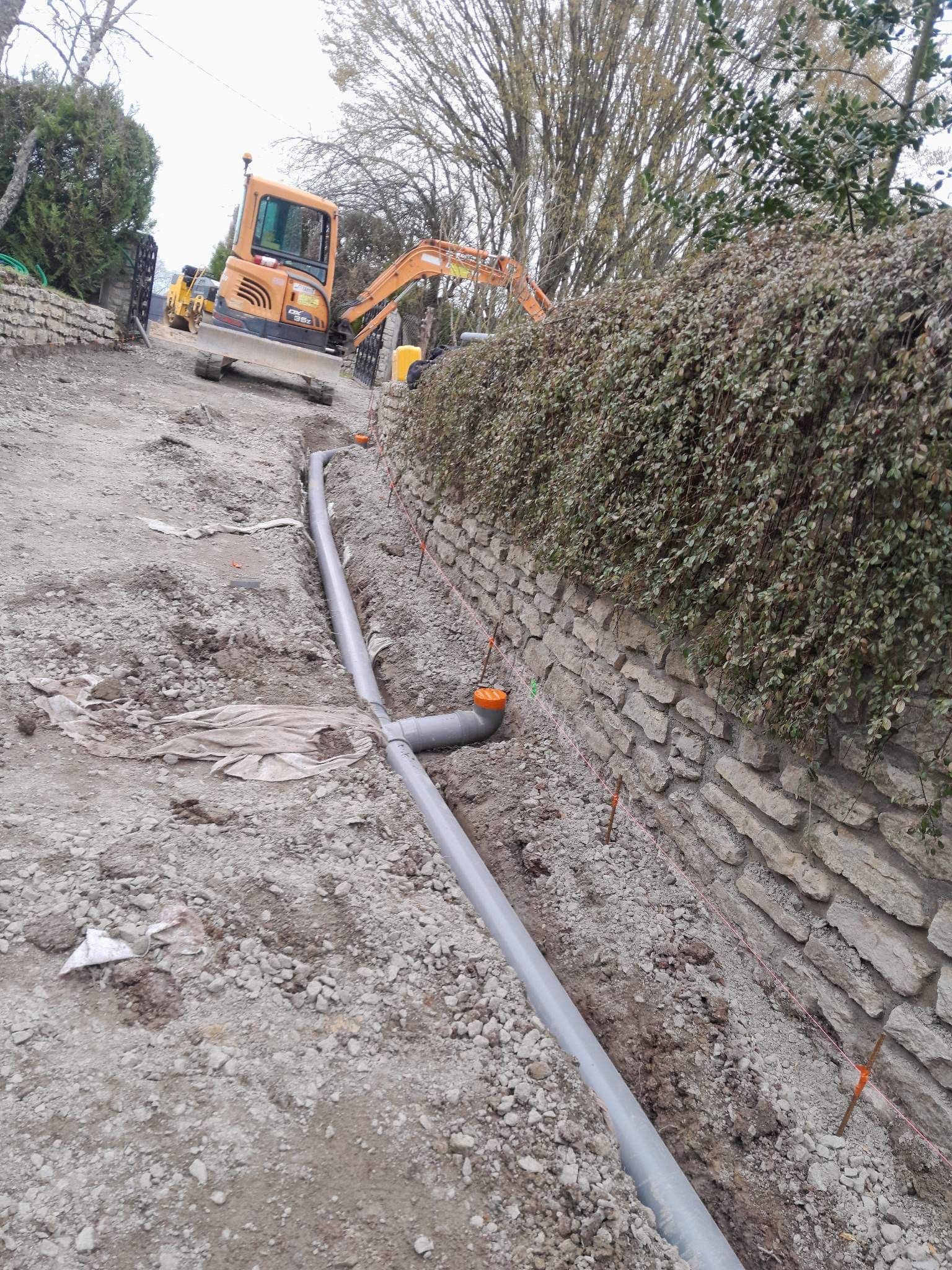Terrassement d'un chemin en pente