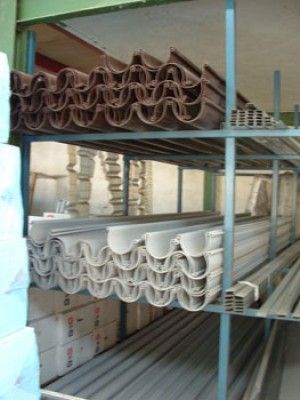 Un almacén lleno de muchas tuberías y cajas.