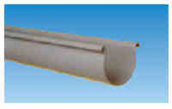 Un primer plano de una tubería blanca sobre un fondo azul.