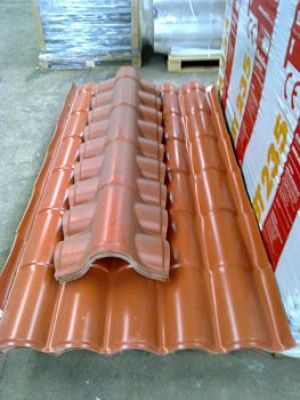 Un techo de tejas rojas reposa sobre una paleta.