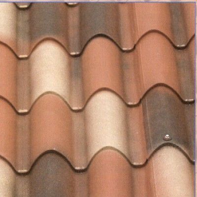 Un primer plano de un techo de tejas con un patrón de ondas.