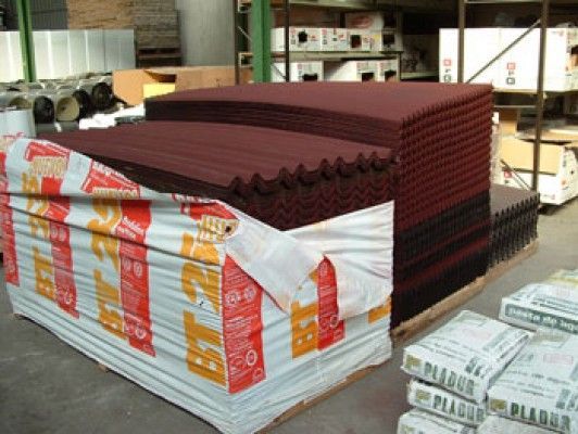 Un almacén lleno de muchas cajas, incluida una que dice pladur.