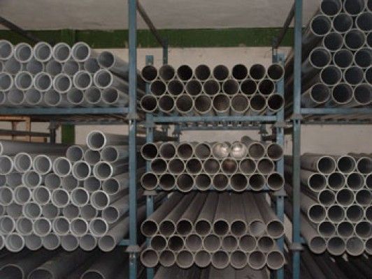 Un montón de tubos están apilados uno encima del otro