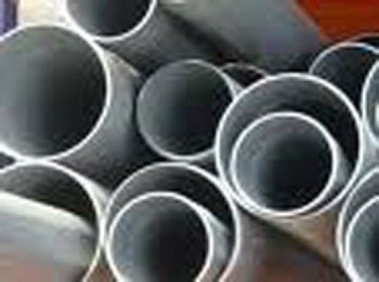 Un montón de tubos de metal se apilan uno encima del otro.